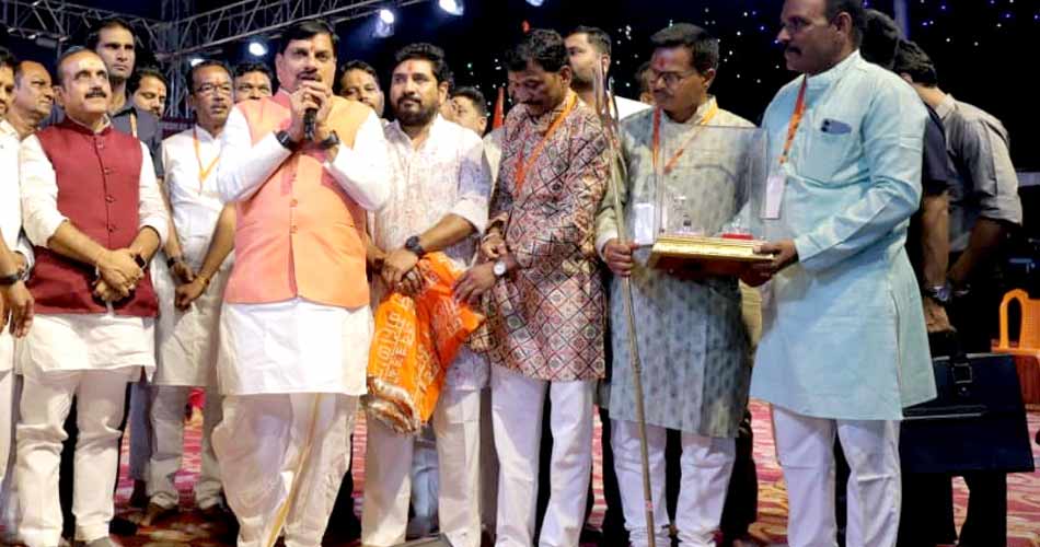 मुख्यमंत्री डॉ. यादव ने उज्जैन के विभिन्न गरबा आयोजनों में सहभागिता की